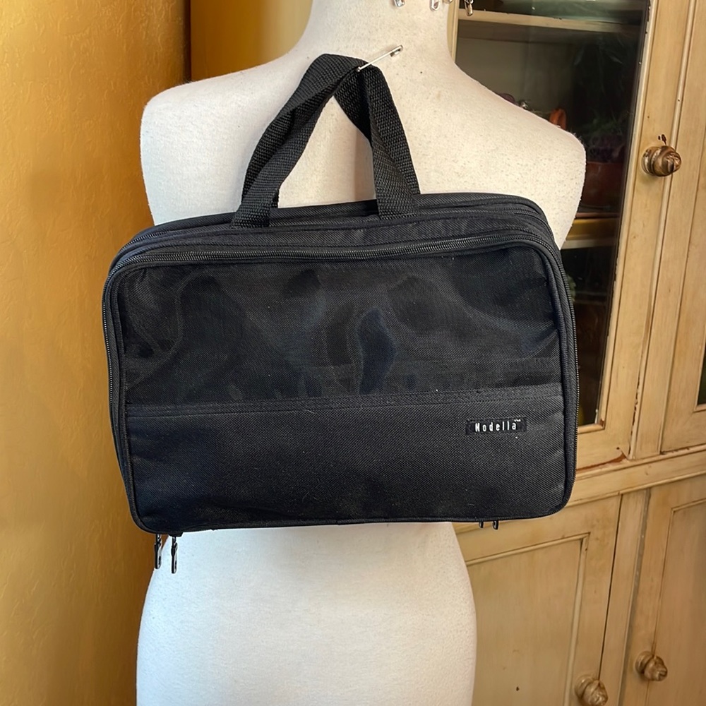 Cosmetic traveling bag